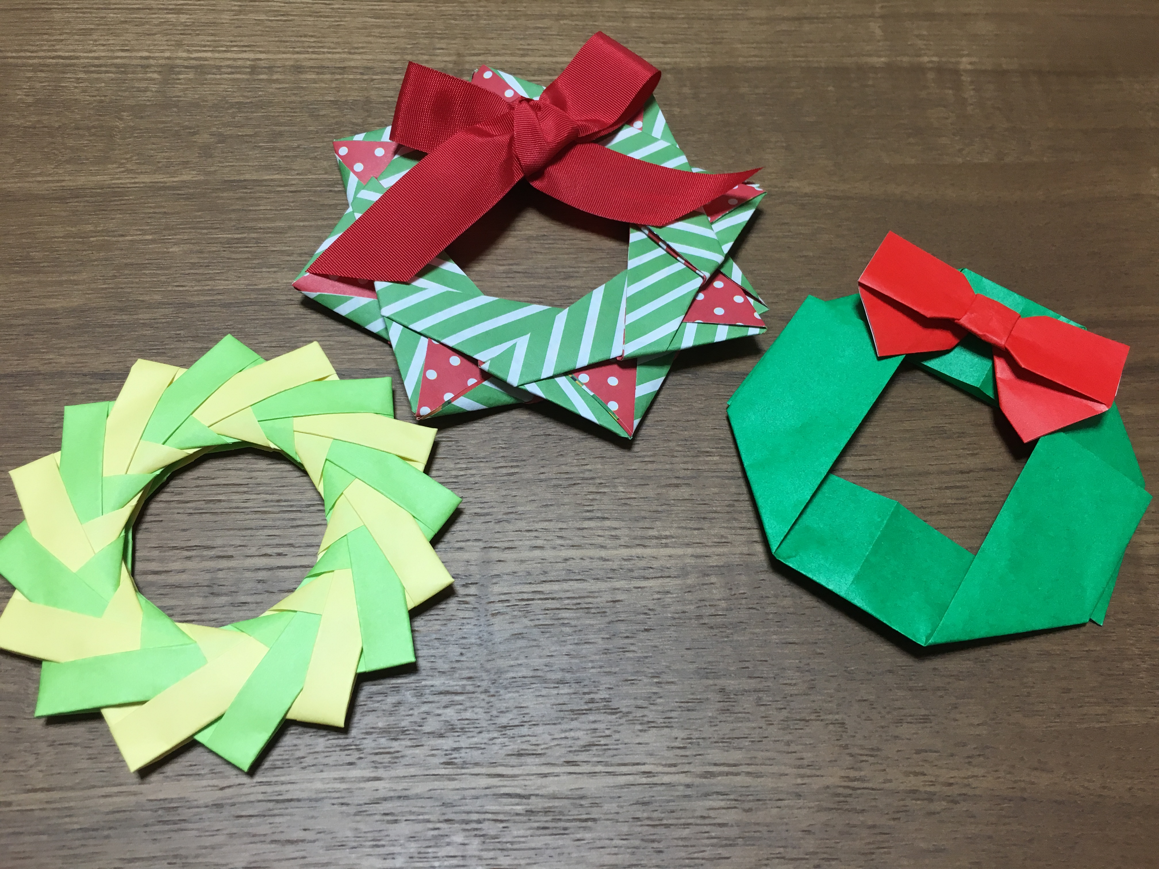 折り紙でクリスマスリースを作ろう 簡単な折り方を紹介します 主婦の気になるアレコレ