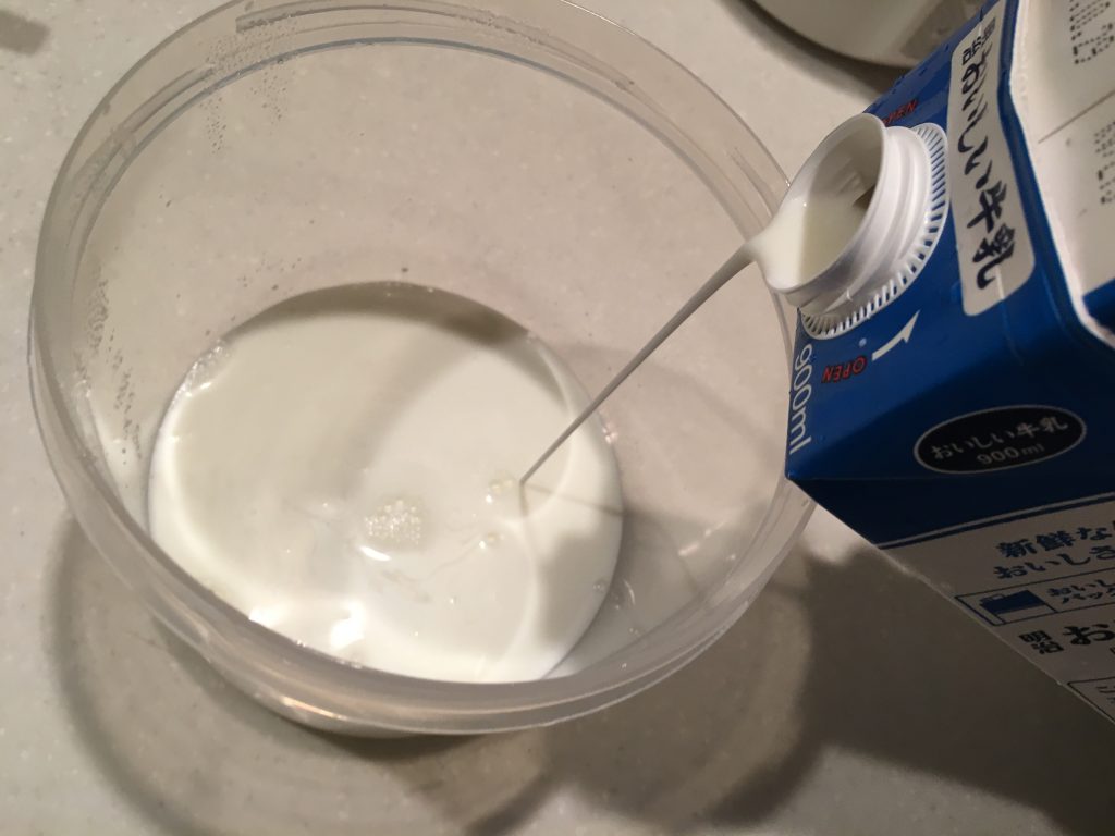ヨーグルティアに牛乳を入れる写真