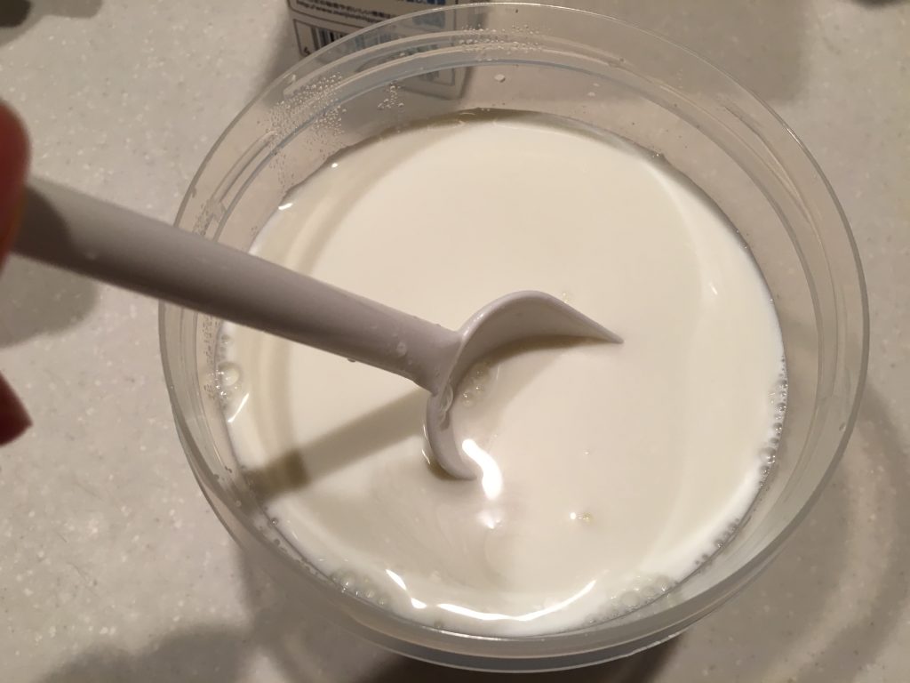 牛乳とR1を混ぜる作業