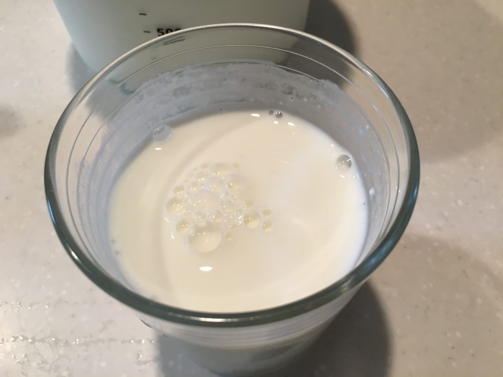 R1ヨーグルトに牛乳を加えた写真